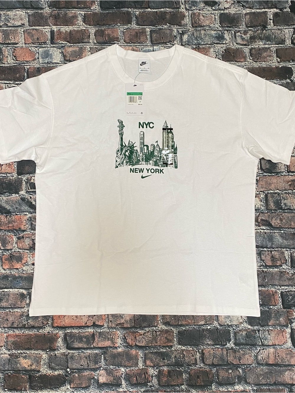 New- Nike White Short-Sleeve T-Shirt with Green NYC Skyline Graphic Mens XL